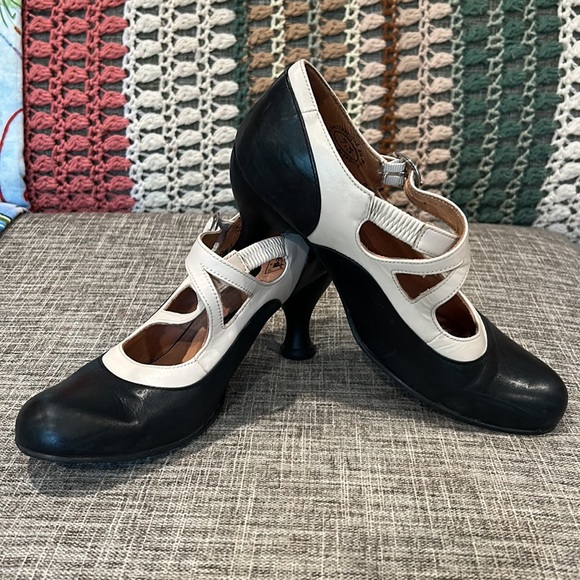Black and white John Fluevog heels - 7.5 - Picture 2 of 12